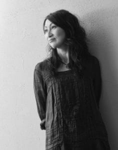 白黒女性プロフィール写真