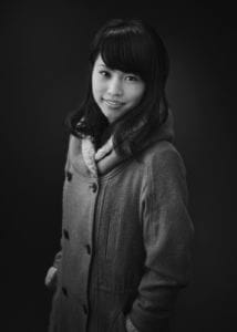 女性プロフィール写真白黒