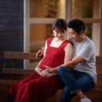 椅子に座った妊婦と夫