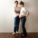 白Tとジーンズのマタニティフォト