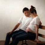 お腹の赤ちゃんに話しかける夫婦