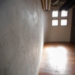 スタジオの漆喰の壁とアンティークフローリング