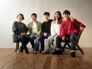 ベンチに座った５人家族写真