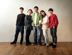 立ち全身の５人家族写真