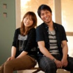 椅子に座って夫婦記念写真