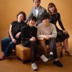 椅子に座った家族５人