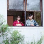 窓辺に立つ振袖を着た2人