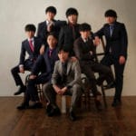 スーツを着た男子7人成人記念グループ写真