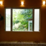 待合室の窓越しガーデン