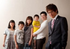 男の成人記念6人家族写真