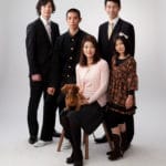 男の成人記念スーツで家族5人犬と一緒に