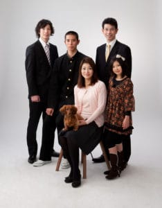 男の成人記念スーツで家族5人犬と一緒に