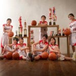 トロフィーと卒部記念友達７人