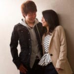 見つめ合うカップル