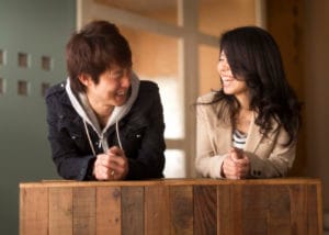 向かい合って笑う夫婦