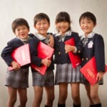 友達4人で卒園証書を持って卒園記念