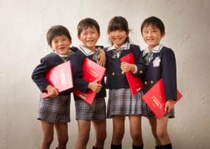 友達4人で卒園証書を持って卒園記念