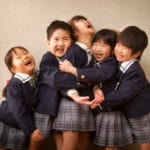 友達5人幼稚園制服で記念撮影