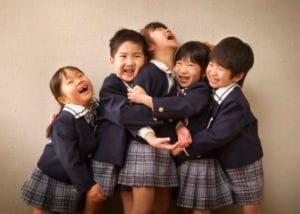 友達5人幼稚園制服で記念撮影