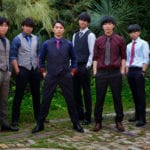 外で成人記念8人グループ写真