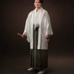 白い羽織を着て成人記念写真