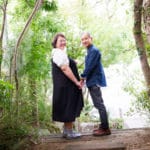 手を繋いで振り返る夫婦