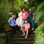 外で家族5人写真