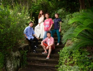 枕木の階段で5人家族写真