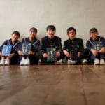 中学校卒業記念友達5人制服で