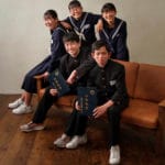 友達5人制服で中学校卒業記念