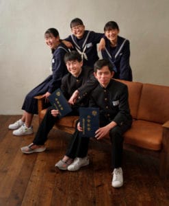 友達5人制服で中学校卒業記念