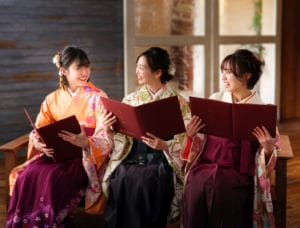 大学卒業袴友達3人で卒業証書を持って