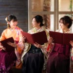 袴を着た友達3人で大学卒業記念