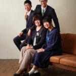 自然な高校卒業家族写真